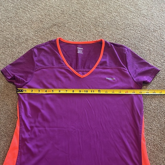 Reebok T-shirt - Size L *discounted shipping* - Picture 3 of 3
